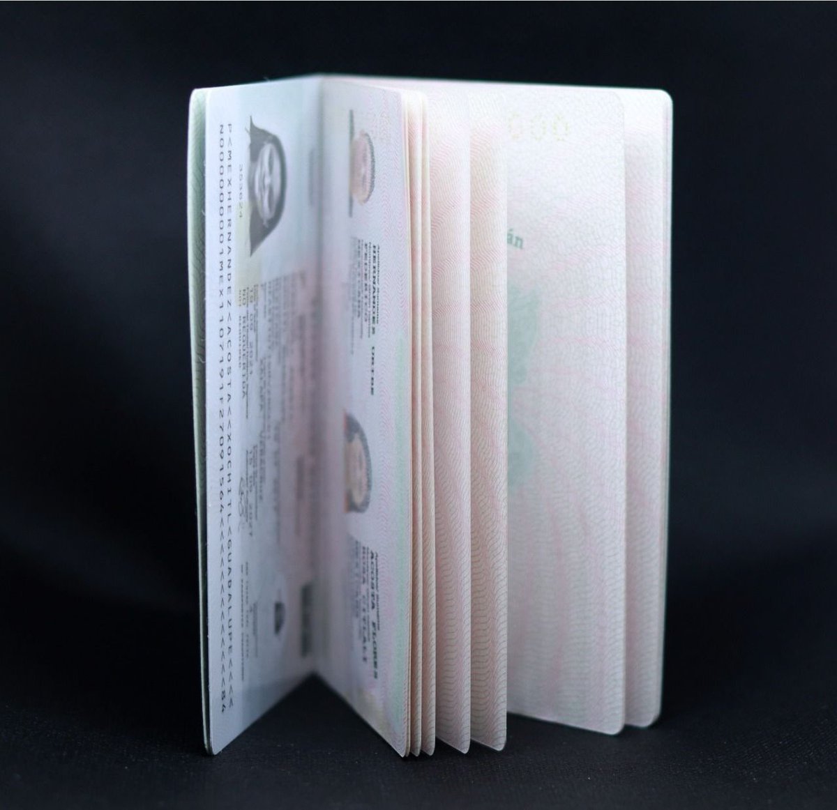 SRE_mx's tweet photo. 📸 «El nuevo #PasaporteElectrónico permitirá identificar a menores con los datos de sus padres y madres […] Su expedición será paulatina hasta que esté disponible en todas las oficinas en 🇲🇽 y consulados», canciller @m_ebrard, en la presentación del nuevo pasaporte mexicano. https://t.co/V7Rg38YA8n