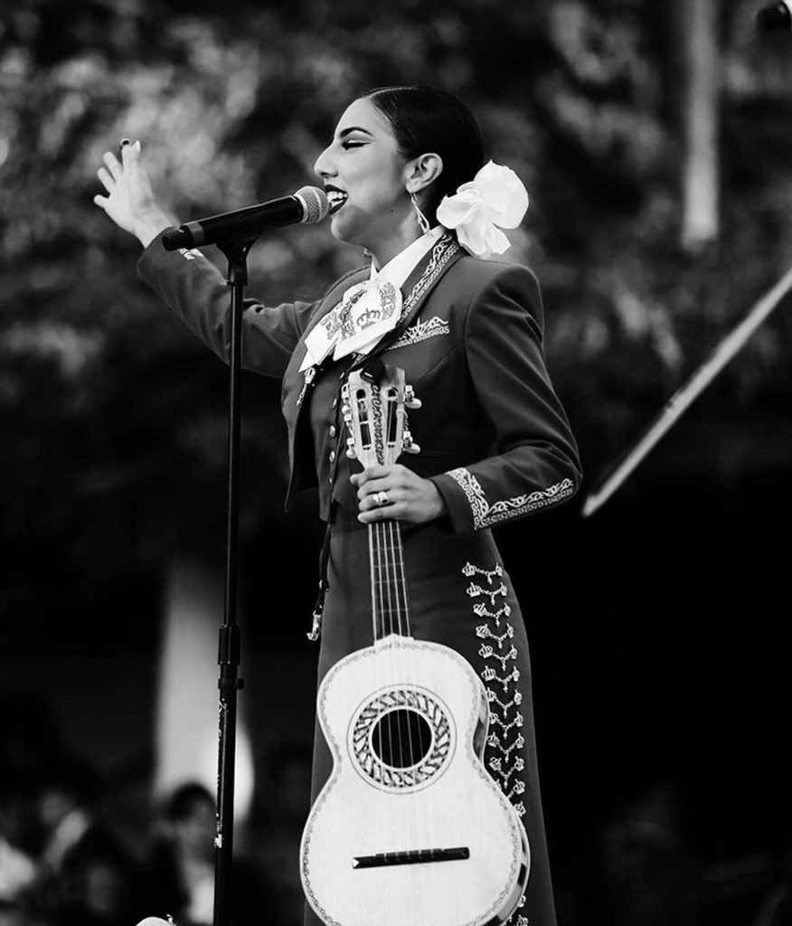 “La música es una cosa amplia, sin límites, sin fronteras, sin banderas.”
-León Gieco (Cantautor argentino)
#mariachireynadelosangeles #mujeresdelregional #mariachi #mariachigirls #martesbendecido