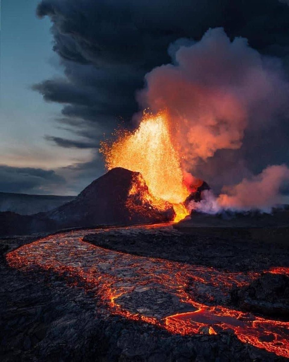 JavierApophis's tweet photo. 🔴Terrible!!
Esta noche a sido una de las peores desde que comenzó la erupción de #ElVolcanDeLaPalma
#ExplosiveNight

#LaPalma
#LaPalmaEruption
#CumbreVieja
#Volcano
#ErupcionLaPalma https://t.co/hphzDht9tn