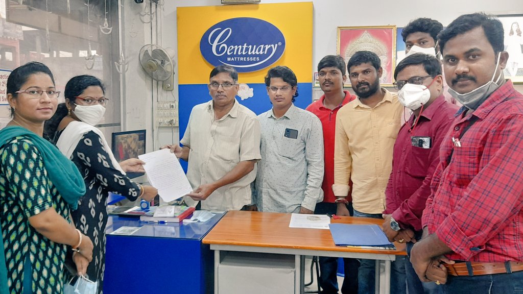 NallaNagendra1's tweet photo. #RightToSit
The Manchiriala district president of #ChamberOfCommerce was today given a petition to grant women the right to sit where they work. Women suffering from this facility or illness #TamilNadu and #Kerala State Governments have enacted legislation in this regard. https://t.co/HKz1PM0Ijq