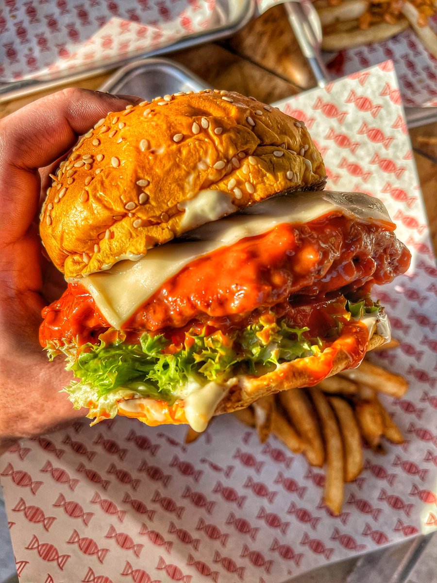 BufaMartes de Bufalo Chicken Burger a $99, y si, viene con papas fritas. 😎