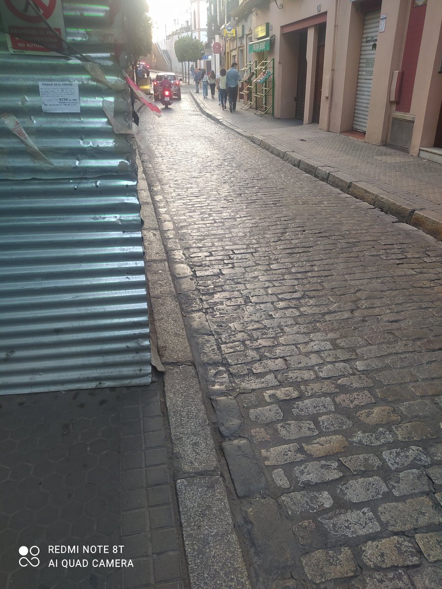 Juanlusss's tweet photo. Hola @Ayto_Sevilla. En la calle Alfonso XII hay una obra, creo que parada, que interrumpe el paso a peatones. Pintaron un paso de cebra que apenas se ve y nadie se para, incluidos autobuses de Tussam. ¿Lo pueden revisar? https://t.co/vQqa3hCL4x