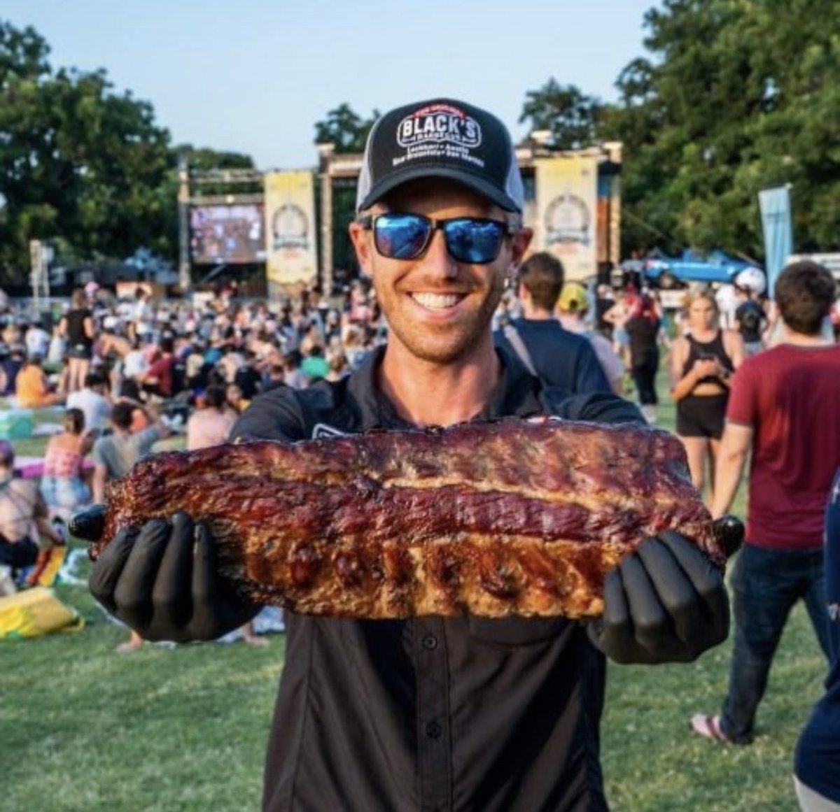 KeepAustinEatin's tweet photo. Another one of our favorite pics from this past weekend was Chef @barrettblack with @blacksbbqaustin showcasing what they do best…BBQ! ♥️ #keepaustineatin #acleats #texasbbq #blacksbbq #austineats #atx #ACL2021 https://t.co/EQxmRrDVk7