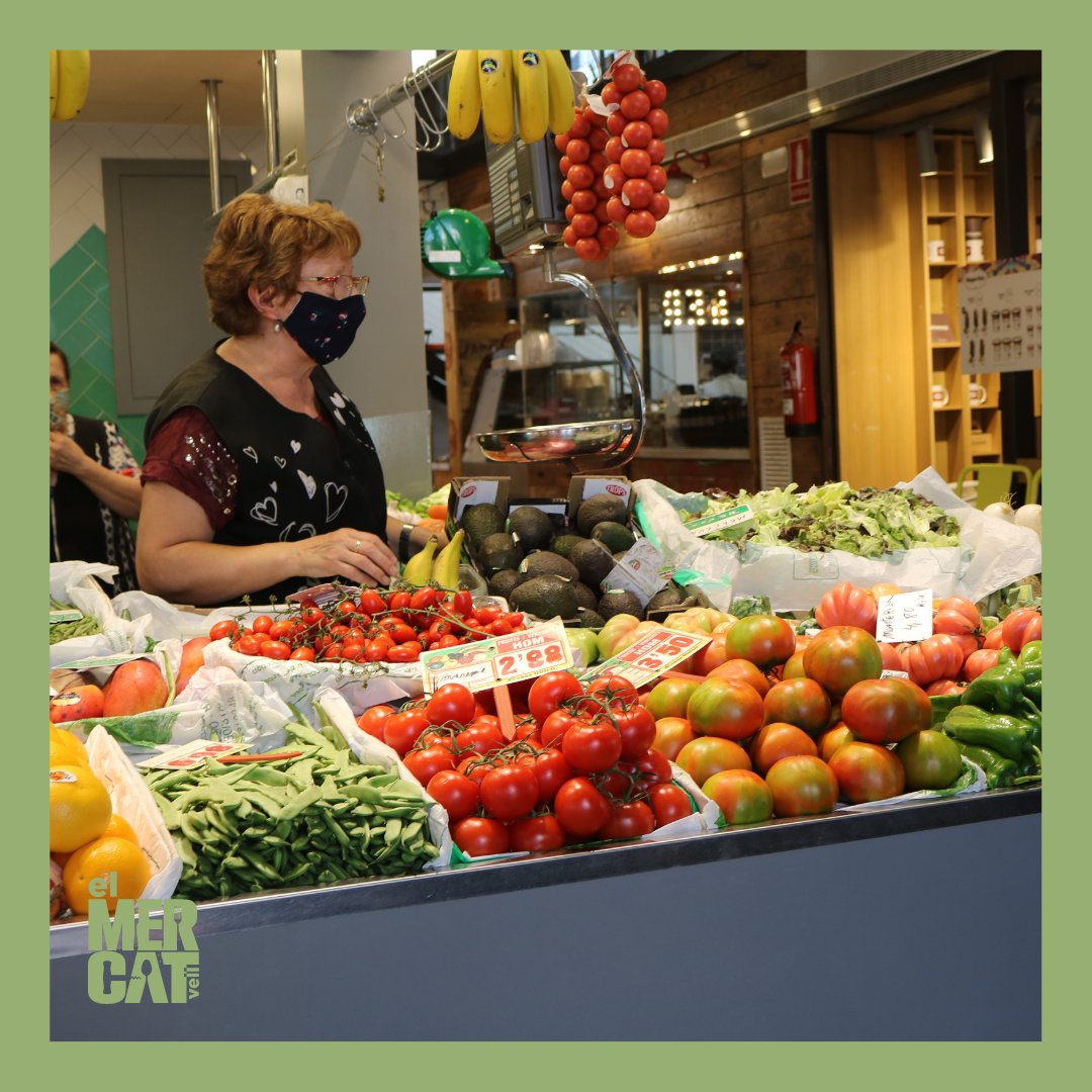 ElMercatVell's tweet photo. Fa quasi 60 anys que la Fruiteria Hom ven #fruites i #verdures de qualitat i de temporada des del #MercatVell 😍. Va començar amb una paradeta d’enciams, i actualment és la parada més antiga del mercat on podràs trobar productes de primera per als teus plats i postres 🤤. https://t.co/kerz5x2y2H