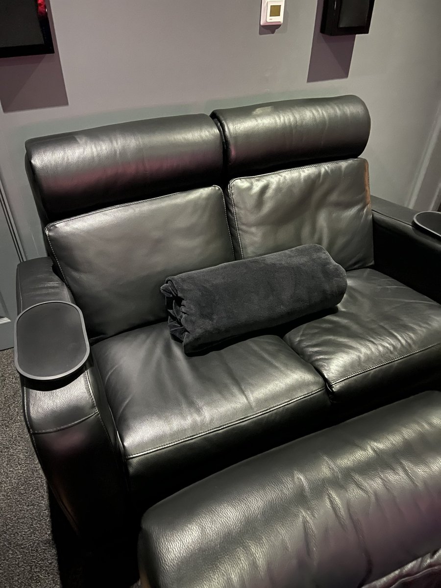 LegalBeagleOK's tweet image. The nights are drawing in and it’s starting to get chilly. That can mean only one thing round these here parts: it’s time for the luxury blankets to make an appearance in #CinemaGeorge 🍿🍿🎬🎬 #snugasabug 😀😀