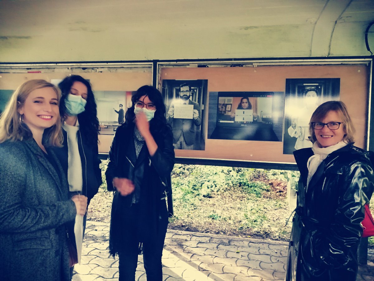 LettresOrleans's tweet photo. Une exposition photographique sous le signe du sourire ! Merci à Mme Christine Ramat pour l'organisation, @alexxcre pour les photos, Loanne Chaignaud pour sa lecture et Nadia Rakini pour la pose !! https://t.co/QBkvGfCV3Z