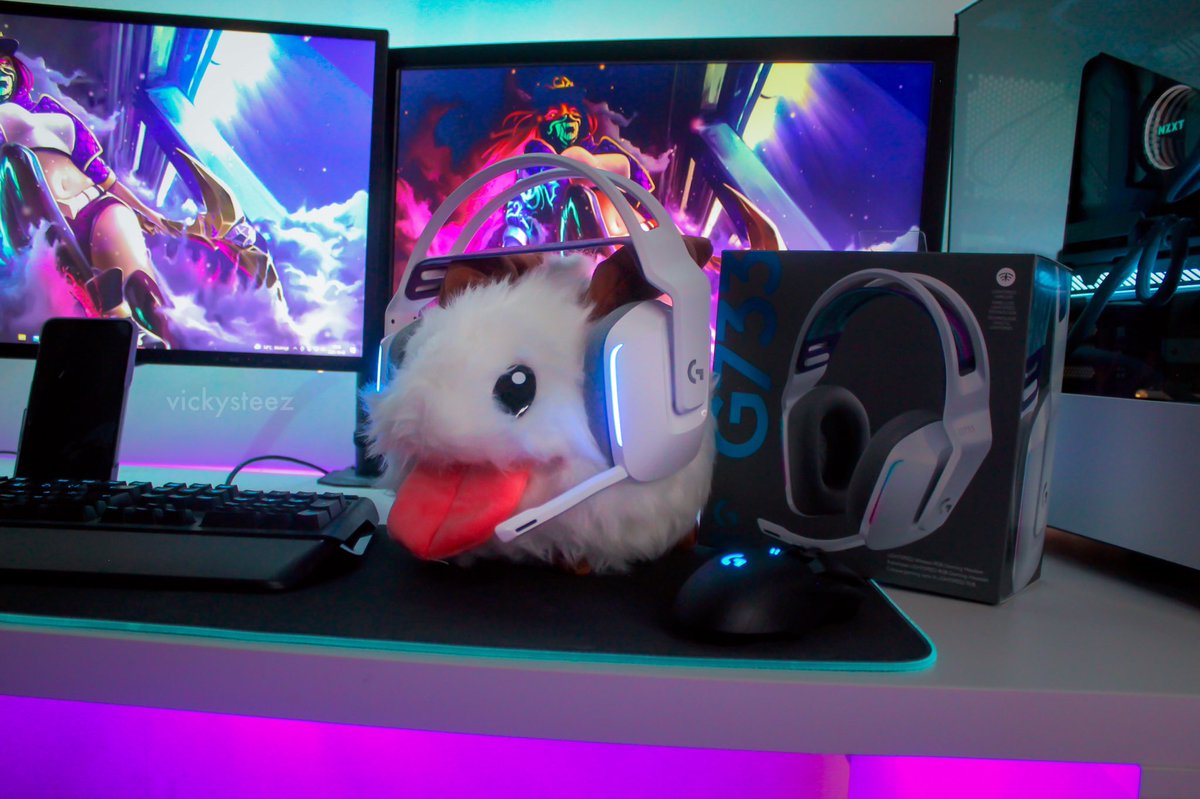 vickysteez's tweet image. Since I don’t have a headset stand I had to get creative 🤪
.
.
.
#LogitechG #logitechG733 #poro #LeagueOfLegends #battlestation #GamingSetup #gaming #RiotGames #akali #gamingcommunity #pcbuild #gamingroom #rtx3070 #asus