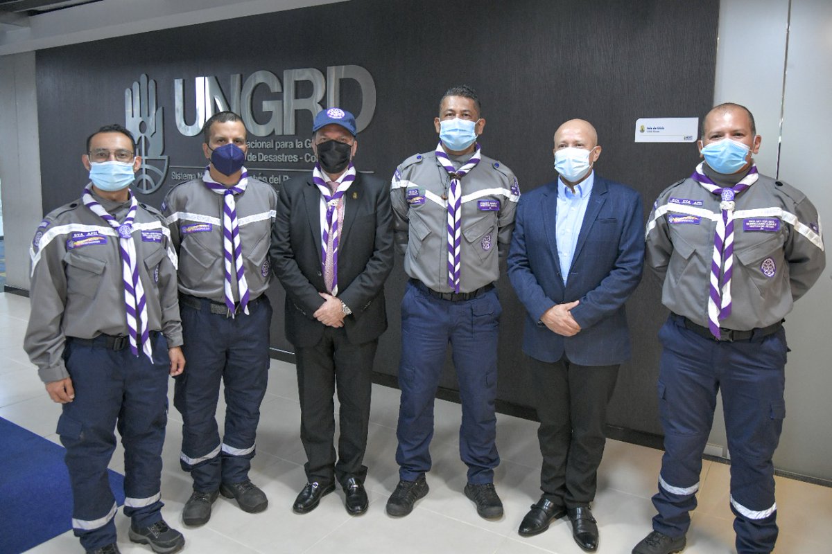 UNGRD's tweet photo. En las instalaciones de la UNGRD, Equipo de @ESEscouts, especialistas en la prevención y atención de emergencias y desastres, realizaron su presentación ante el Dir. UNGRD Eduardo José González, destacando su presencia en 10 deptos con aproximadamente 300 personas voluntarias. https://t.co/YDrN1JIYQH