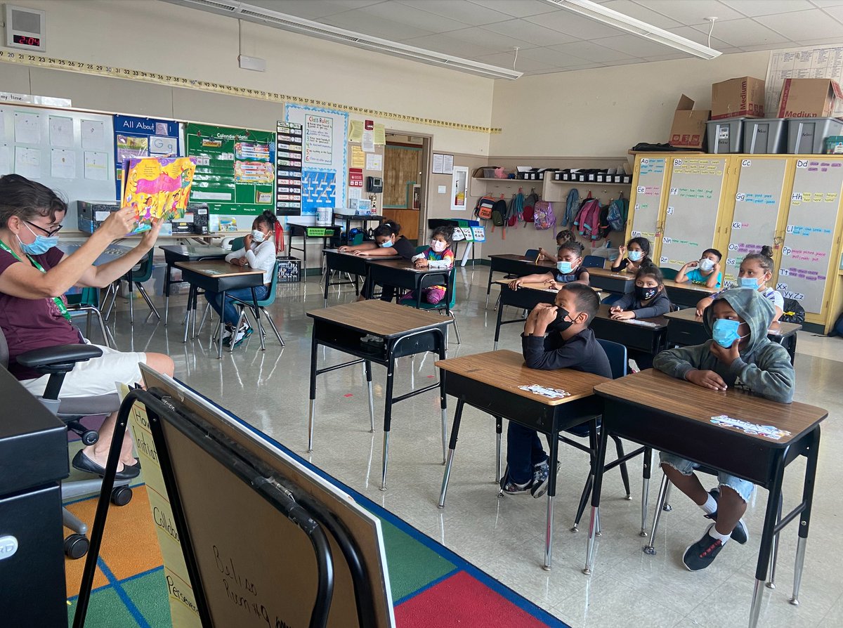 OaklandEdFund's tweet photo. Today marks the second day of Latinx Read-In Week and we’d like to send a big shout out to Horace Mann Elementary for hosting community volunteers to launch things off! #OaklandReads #LatinxHeritageMonth #ReadingIsPower #EdFundMagic https://t.co/rqZpxbJrOh