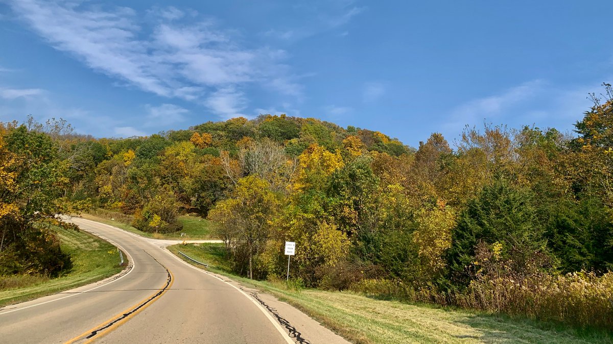 #TriviaTuesday What makes leaves change colors in the fall? Curious? Click below and plan your fall trip according to the Illinois Fall Color Report: eagleridge.com/ap-fall-colors #fallfoliage #eagleridge #galenail #thegalenaterritory <a href="/enjoyillinois/">enjoyillinois</a> <a href="/VisitGalenaOrg/">VisitGalena.org</a> <a href="/TheGalenaTerr/">The Galena Territory</a>