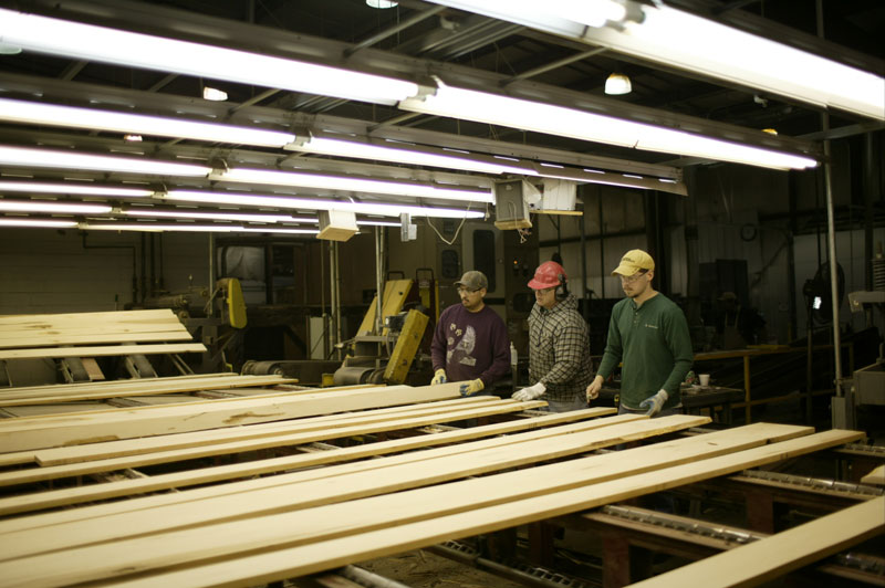 NWH_Inc's tweet photo. Some #BehindTheScenes action with our Graders #AtTheMill in Dorchester, WI—They’re taking a close look at each board to see what defects are present to determine what grade they fit into. Thanks for always being on-grade and on tally! https://t.co/OfyzgdLDbP