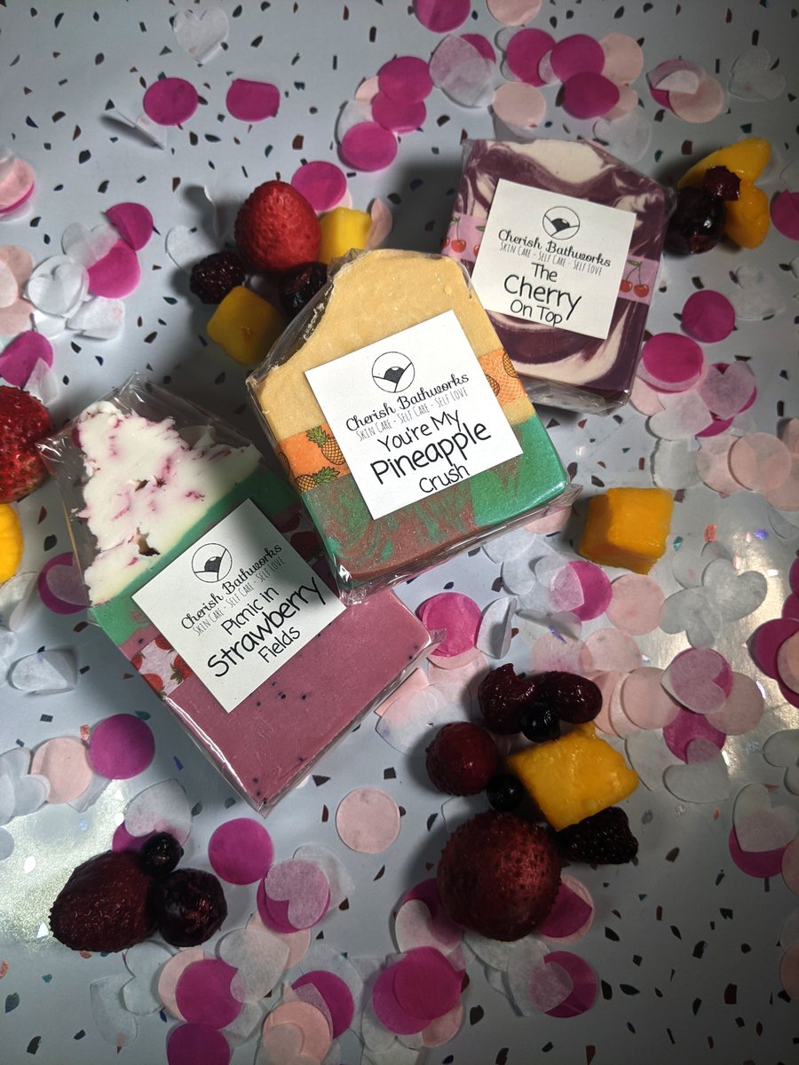 Betsaroni's tweet photo. So you may have heard some rumours that I launched a little soap business erm... Surprise? Go have a look if you fancy it <3 https://t.co/fZVTMAGbaA https://t.co/YGI9yoBiOG