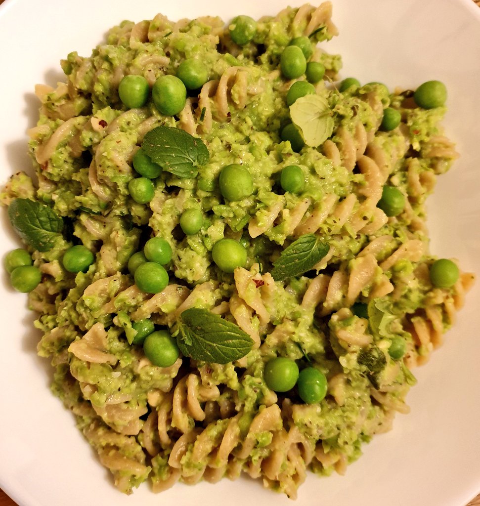 NoshforLess's tweet photo. Homemade pea and mint pesto pasta garnished with some mint and  more peas! It was really tasty and the pesto was made before the pasta was cooked! Microwave the peas, blend with garlic, cheese, hazelnuts (texture), mint, dash of oil &amp; some pasta water. Mix together and enjoy!🤤🙌 https://t.co/qhOo4r3Sf5