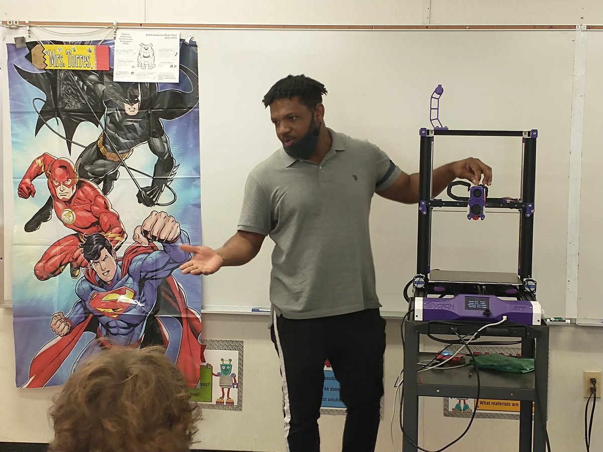 DebbieTorres69's tweet photo. Coding and Fabrication is a new path offered in our Pasco Science and Engineering Showcase!  Thank you Mr. Anthony for teaching us about 3D printing! https://t.co/0uSFsGEBPg