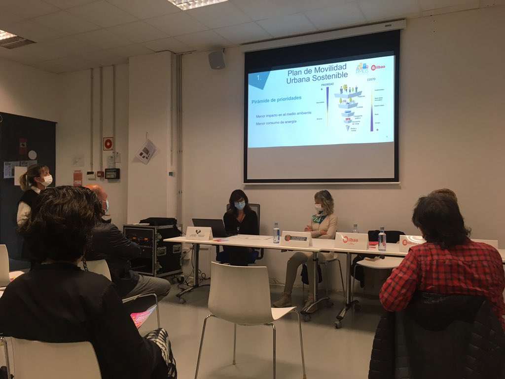 Hoy en Uribarri hemos hablado de Ciudadanía, actividad física y ciudad y el proyecto MugiBIL <a href="/FotovozBilbao/">FotovozBilbao</a> !!! Gracias <a href="/GureEtxea_/">Gure Etxea Uribarri</a> <a href="/BilbonOinez/">Bilbon Oinez elkartea</a> <a href="/bilbao_udala/">Bilbao [Udala - Ayuntamiento]</a> <a href="/EuskoJaurlaritz/">Gobierno Vasco</a> <a href="/bilbaokirolak/">Bilbao Kirolak</a> <a href="/aavvbilbao/">Bilboko AEen Federazioa / Federación AAVVBilbao</a>