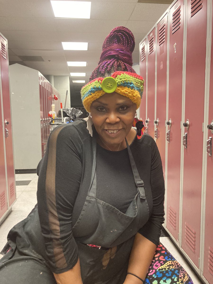 MooreCreative09's tweet image. My coworker love her set.  Look at that smile. 🤗🥰 #winteriscoming #colors #moorejewelry4u #crochet