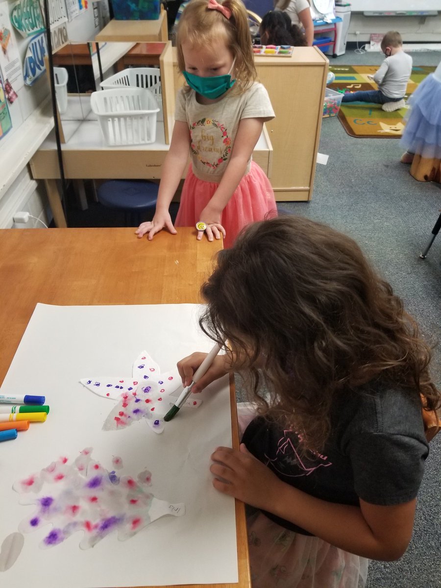 BeckyDollins's tweet photo. Today we painted coffee filter leaves for our windows! So much fun! #fallfull @Oakwood_Manor @NKCSchools https://t.co/XLNJmTeyjZ
