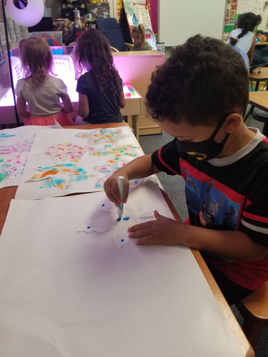 BeckyDollins's tweet photo. Today we painted coffee filter leaves for our windows! So much fun! #fallfull @Oakwood_Manor @NKCSchools https://t.co/XLNJmTeyjZ