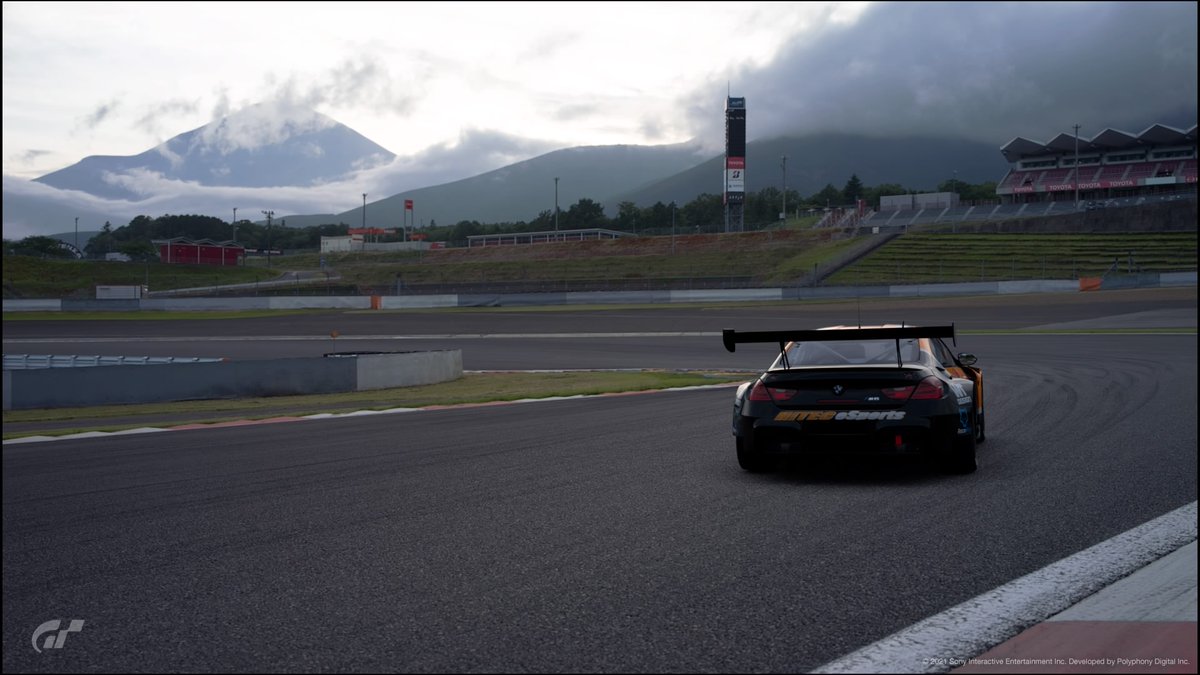 #GTSPORT🟠⚫⚪
Esta noche a las 22:00 disputaremos la primera ronda del campeonato organizado por <a href="/lecesports/">LEC Esports</a>.
Nuestro piloto <a href="/CODEX_Gerard/">Gerard</a> que sera el que nos represente esta noche nos ha mandado estas fotos desde el circuito preparado para darle gas a este BMW

Mucha suerte! 🔥