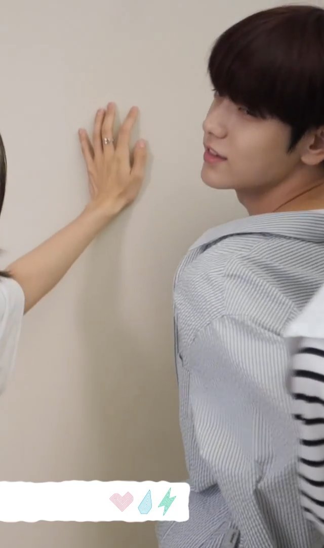 MariChoiTrinity's tweet photo. o Beomgyu falou pra eles fazerem uma pose sexy

aí o Soobin:
KKJJJJKKKKKKK https://t.co/0QXxUOujwO