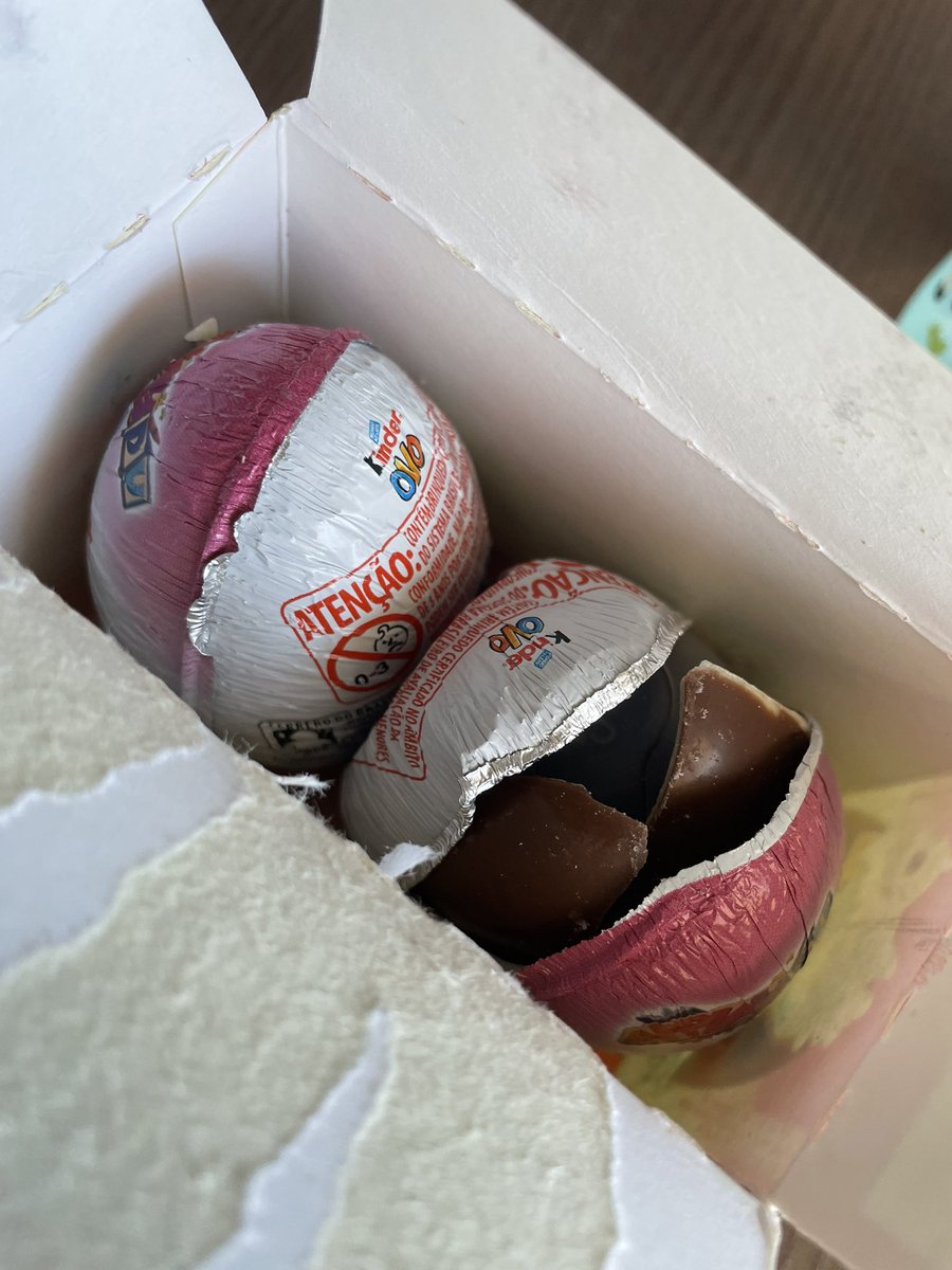 _atoananet's tweet photo. E foi assim que veio o meu pedido de Kinder Ovo lá da @americanascom @lojasamericanas 🤦🏻‍♀️😰 https://t.co/z0drd56fHV
