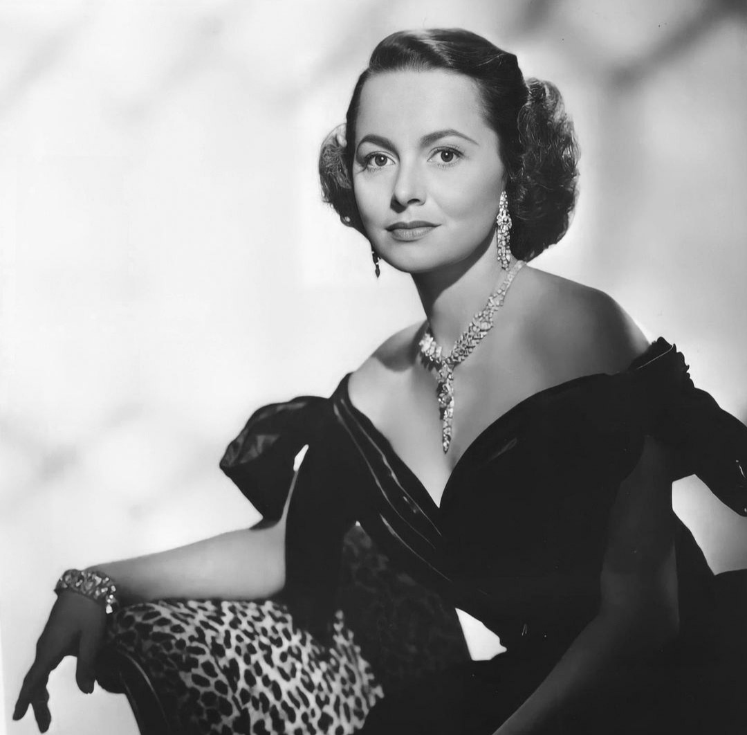 JuanmadelaPoza's tweet photo. #OliviaDeHavilland en una fotografía publicitaria para #MiPrimaRaquel (1952), un excelente #Melodrama en el que el hábil #HenryKoster logra plasmar en imágenes buena parte de ese universo entre misterioso y fantasmal que impregna la fantástica #Novela homónima de #DaphneDuMarier. https://t.co/Q0W1onLoaF