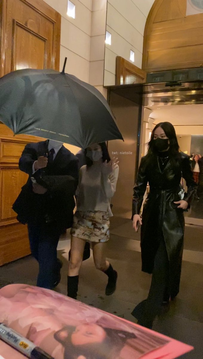 jennsruby's tweet photo. it looks like tonight Jennie is hanging out with her friend Hyunjin, the model she cheered on earlier during the Chanel show.

JENNIE FACE OF CHANEL
#JENNIEChanelPFW https://t.co/AZDhW6oYOq