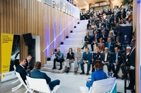 Wat een vibe <a href="/BlueChem_/">BlueChem</a> ! Wat een eer als #host!😃Slimme oplossingen van #duurzamechemie in #Antwerpen: energie besparen &amp; CO2-uitstoot verminderen. Mooi gezelschap in mijn panel: @stevenpeleman @LeentjeCroes <a href="/ClaudeMarinower/">Claude Marinower</a> <a href="/Bart_DeWever/">Bart De Wever</a> <a href="/crevits/">Hilde Crevits</a> 👇atv.be/nieuws/blueche…