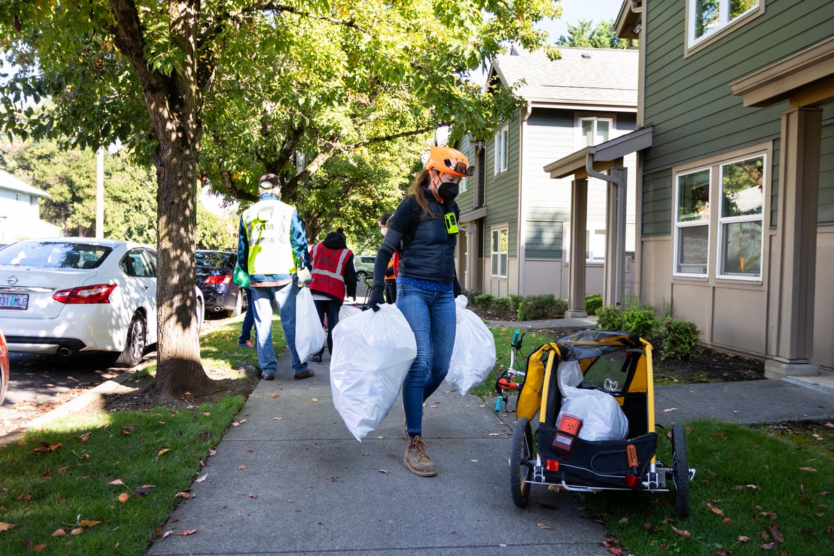 habitatportland's tweet photo. Shoutout to all the volunteers, @SOLVEinOregon, and our @LivingCully partners who rallied together last week for a day of cleaning. Together, we picked up an estimated 1,500 lbs of trash in the Cully Neighborhood! https://t.co/aj2LZIjGeX