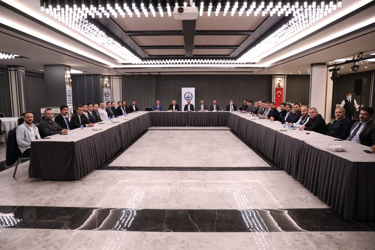 sonertufanoglu's tweet photo. Ankara 4 nolu şube olarak yeni kurduğumuz İl Bank şubemizin çekirdek kadrosuyla bir araya geldik.
İl Bank çalışanlarımızın sorunlarını, gelecek döneme ilişkin neler yapabileceğimizi konuştuk.
5 gün içinde 60 yeni üye yapan başkanımız Mesut Ergül  ve yönetimini tebrik ediyorum. https://t.co/DvhYcWPtkv