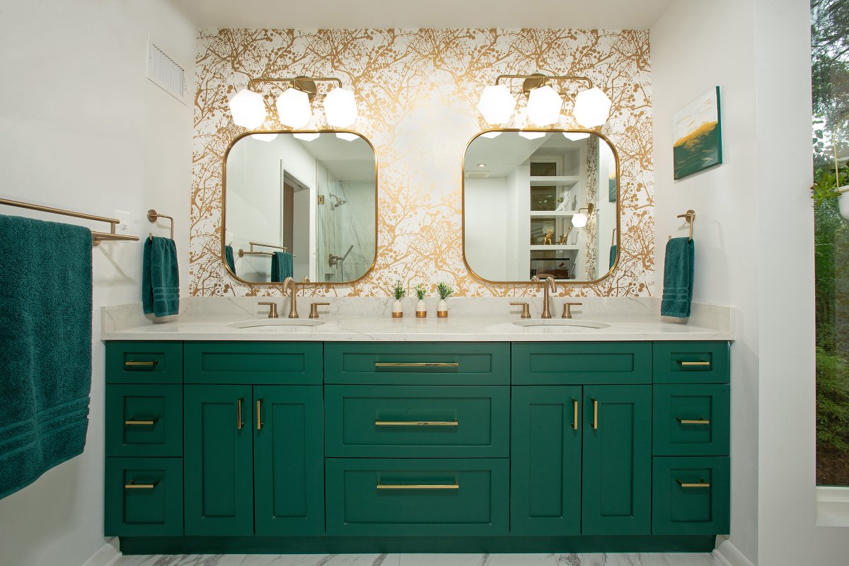 Mirrors in the bathrooms are getting more compact and stylish! They can bring a thoughtful design element to any bathroom, taking the look from boring to boutique.

Get inspired: sundesigninc.com/portfolio/bath…