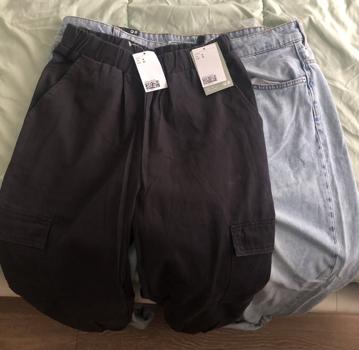 InsertCool_Name's tweet photo. @hm @hmcanada this is seriously awful. I was already upset to go into one of your Vancouver stores and not find a single pair of trousers in any size larger than M, but you call this the same size?? Quite literally fits one of my legs. Be better than this. https://t.co/QOfEesBx0u
