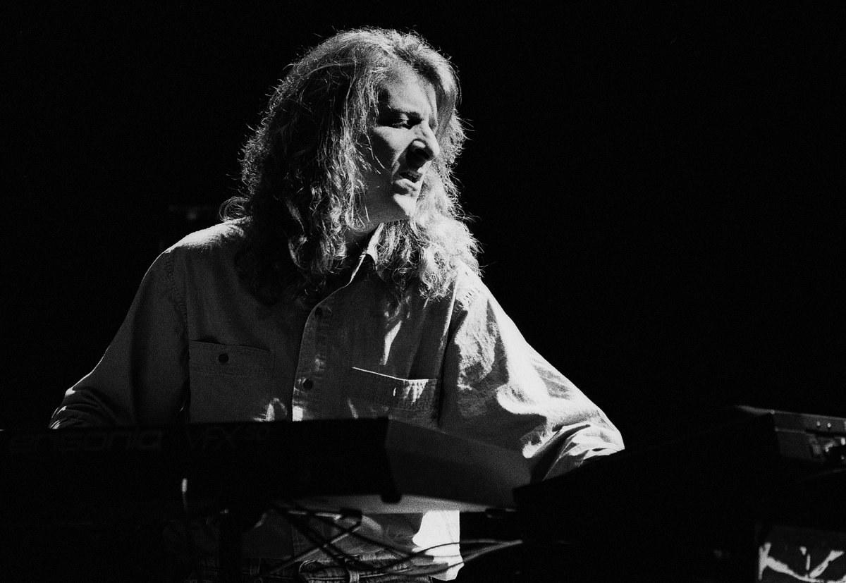 JStarship's tweet photo. Remembering the talented T. Lavitz today ��� pianist and synth player on 1998’s WINDOWS OF HEAVEN. He is greatly missed.

Photo courtesy of Getty Images.

#TLavitz #Pianist #Synth #SynthPlayer #WindowsOfHeaven #JeffersonStarship #90sMusic https://t.co/OsqneAJd0X