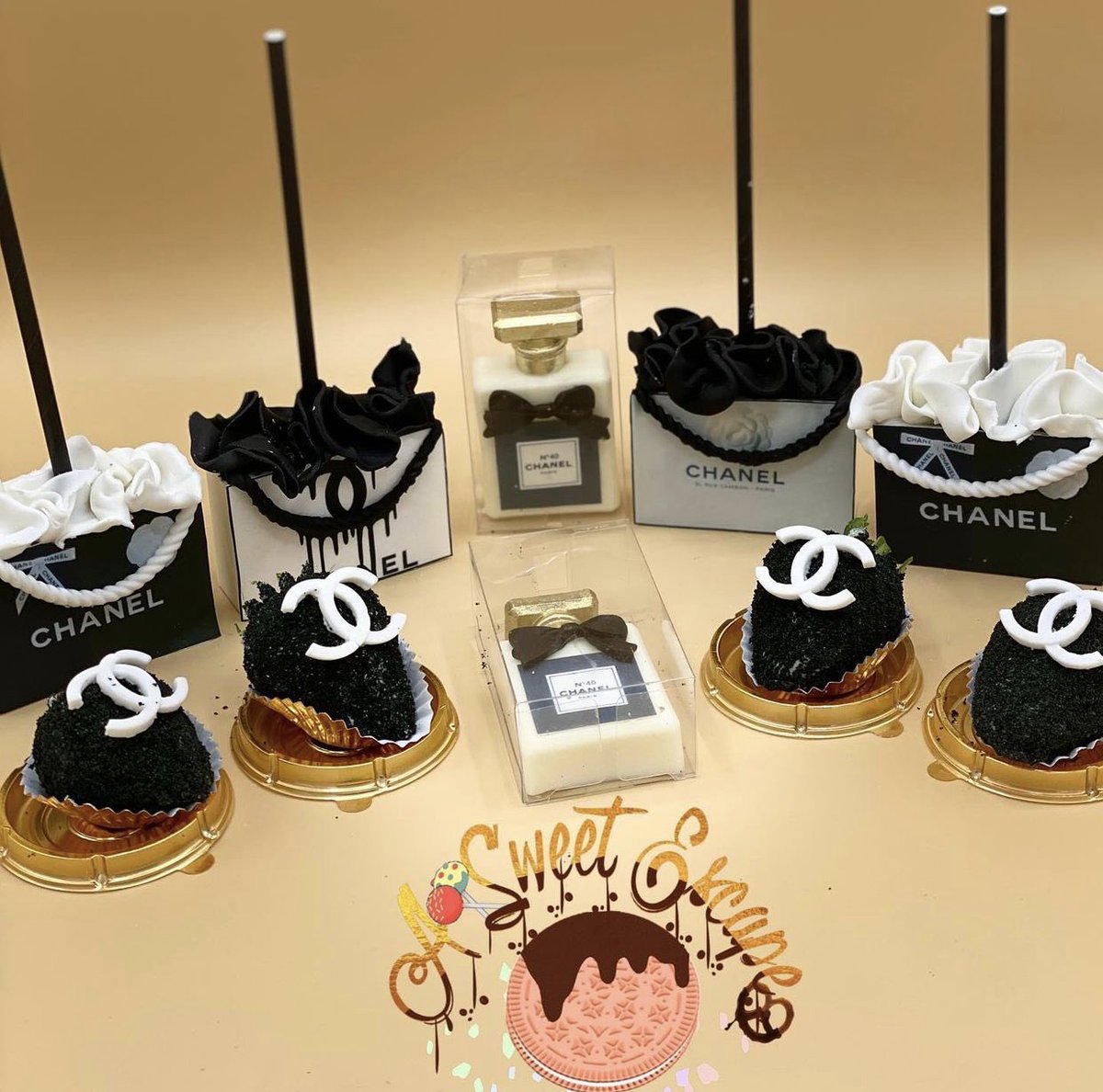 ASweetEscape3's tweet image. Hey y’all! 💕

A Sweet Escape specializes in Custom Chocolate Covered Confections🍫 &amp;amp; Gourmet 🍿Popcorn!  
📣Follow us and watch me Transform Event Themes into #EdibleArt 🎨🍫😜

👉🏾asweetescape757.com 💻
📍Hampton Roads, VA (757)