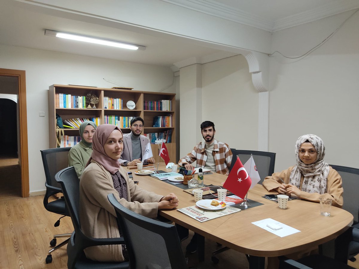 tuiddernegi's tweet image. Türkiye İlahiyatlar Derneği olarak Haftalık Genel Medya toplantımızı gerçekleştirdik. Yeni dönemde yapacağımız medya çalışma ve faaliyetlerini istişare ettik. Medya ekibimiz yeni döneme aktif şekilde hazır. Siz de hazır mısınız 🙃🚀
#turkiyeilahiyatlarderneğı #tuid