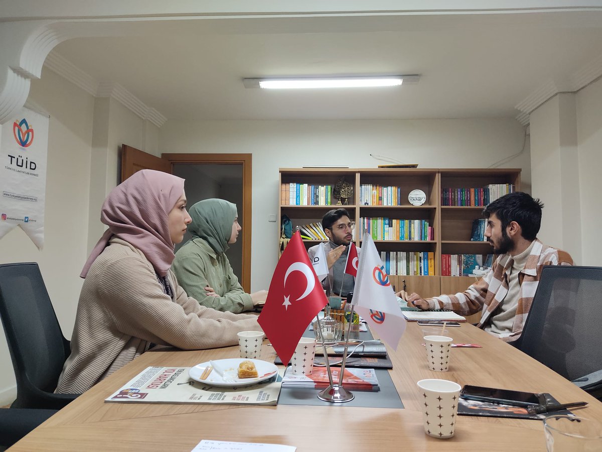 tuiddernegi's tweet image. Türkiye İlahiyatlar Derneği olarak Haftalık Genel Medya toplantımızı gerçekleştirdik. Yeni dönemde yapacağımız medya çalışma ve faaliyetlerini istişare ettik. Medya ekibimiz yeni döneme aktif şekilde hazır. Siz de hazır mısınız 🙃🚀
#turkiyeilahiyatlarderneğı #tuid