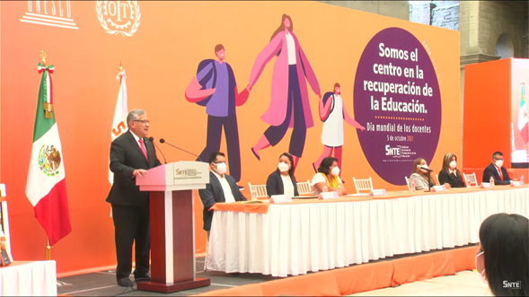45SNTE's tweet photo. #DíaMundialDelDocente 👩‍🏫
🟠SOMOS EL CENTRO EN LA RECUPERACIÓN DE LA EDUCACIÓN
Comprometidos con el presente y futuro de la nación, maestras y maestros ejemplo de esfuerzo, compromiso y entrega para futuras generaciones, enfatizó Mtro. Alfonso Cepeda Salas, Srio. Gral. del #SNTE. https://t.co/3wwni5T86t