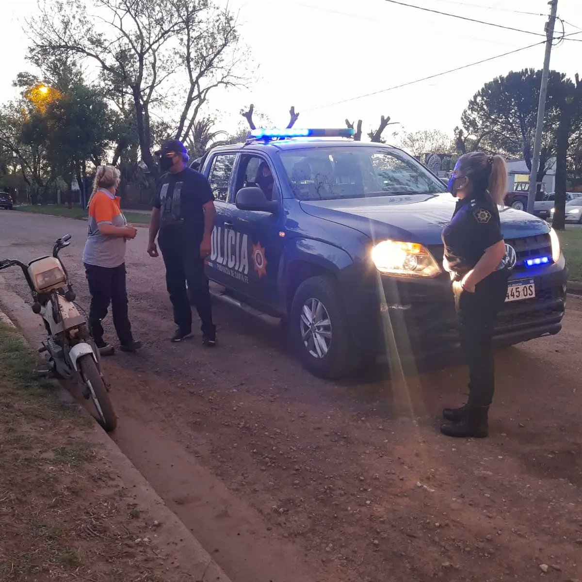 ComunaSG's tweet photo. SEGURIDAD VIAL | TALLERES DE CAPACITACIÓN.

💪👏 El personal de la Guardia Urbana y las Agentes de Tránsito Comunales siguen realizando capacitaciones y prácticas formativas para seguir mejorando un servicio muy importante para todo el pueblo. https://t.co/E2QGrba9ci
