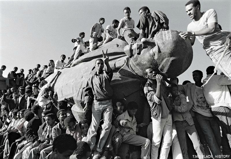 __BlackHistory's tweet photo. متظاهرون يطيحون بنصب تمثال "فلاديمير لينين".
أديس أبابا ، إثيوبيا ، 23 أبريل 1991م. https://t.co/0RqY0410Bz