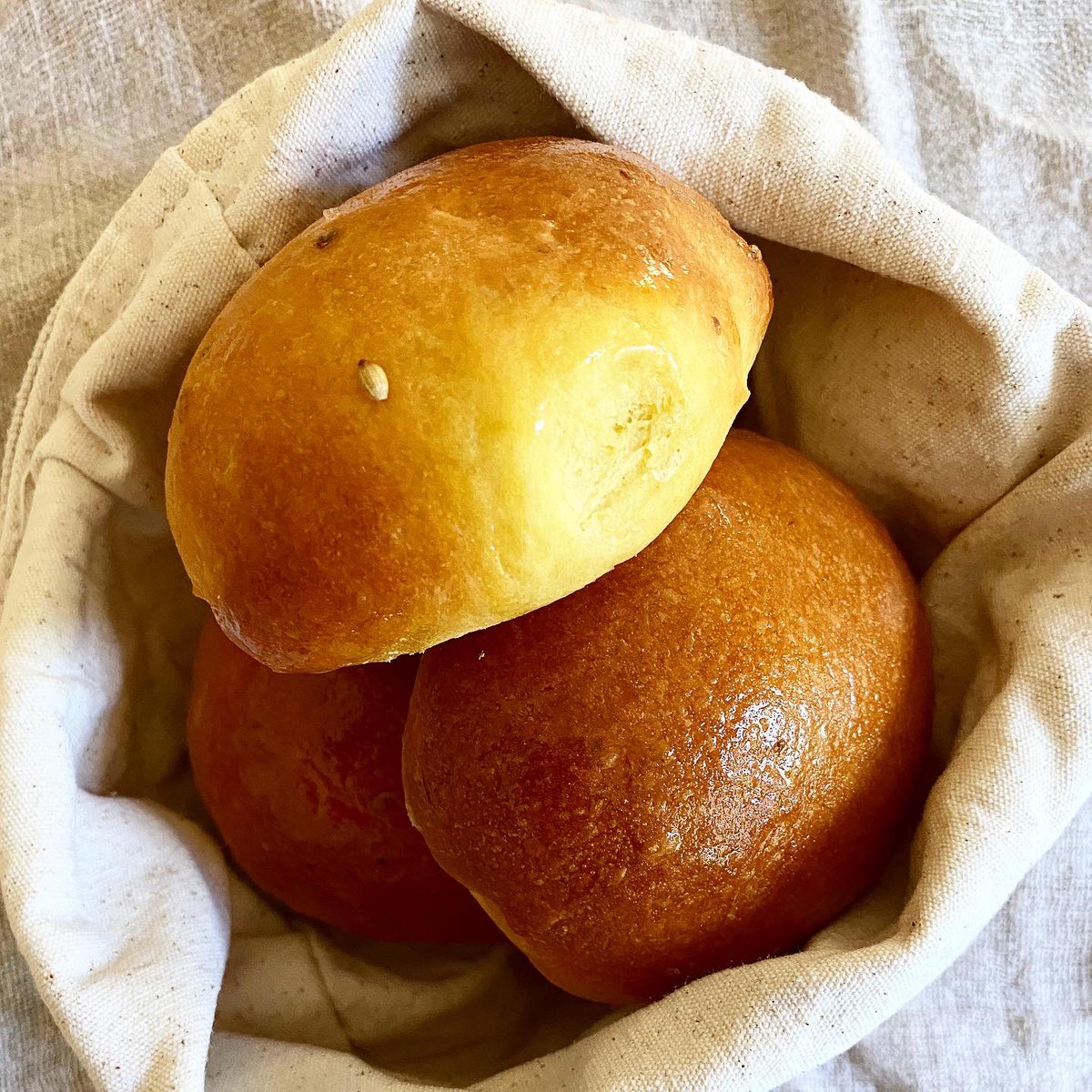 mrssbilton's tweet image. Saffron buns

These buns are based on an 18th century recipe which contains fragrant coriander seeds rather than the customary dried fruit. Jolly lovely they are too with bacon, jam or Nutella (but obviously not all 3 at the same time!) 

@BritishBakeOff #breadweek