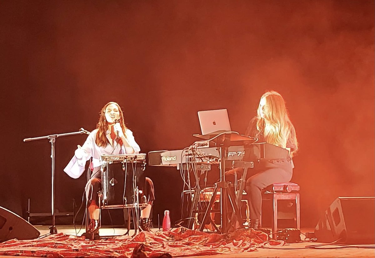 xavifono's tweet photo. Aquest vespre al Progrés estem gaudint d’un altre tast. Avui amb el maridatge entre vins de la @dopenedes  i la música d’Ölivia Musyk. Ena ofereixen un interessant recorregut de la vida a la mort amb la vinya com a protagonista als #RACONSdelVIMART #Martorell #FestaRoser https://t.co/GqFBY3iuoE