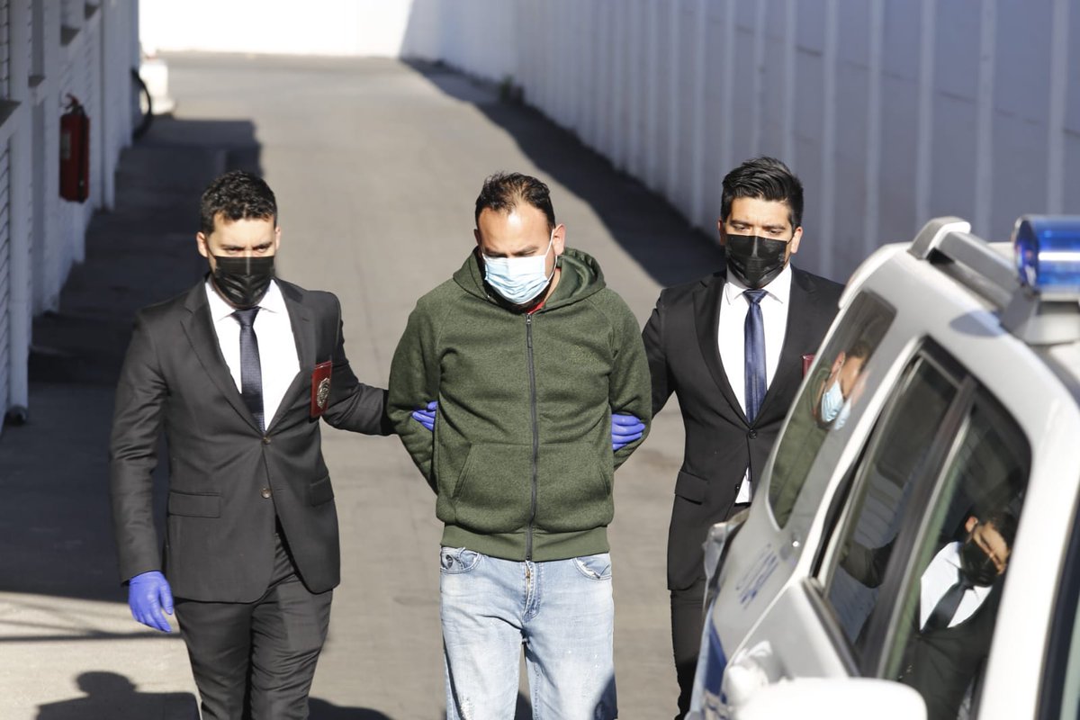PDI_CHILE's tweet photo. Detectives de Homicidios detuvieron a conductor de un app de transporte de pasajeros, sindicado como el autor del lesiones graves contra un pasajero, de 17 años, al que habría golpeado con una llave de cruz en su cabeza, tras discutir por la forma de pago

https://t.co/clxysIodcv https://t.co/6RgiZgGFcU