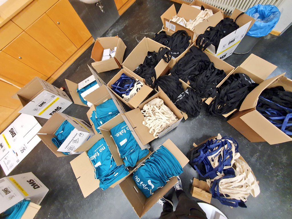 real_maggi's tweet photo. 400 Erstitüten haben wir heute für die anstehende #Ophase gepackt - und ganze 8h dafür gebraucht 😅

250 davon waren noch aus alten Ophasen. Sie mussten vorher geleert und veralteter Inhalt aussortiert werden.

@d120de kann definitiv noch mehr Helfer*innen brauchen https://t.co/C9YCXZ29bC