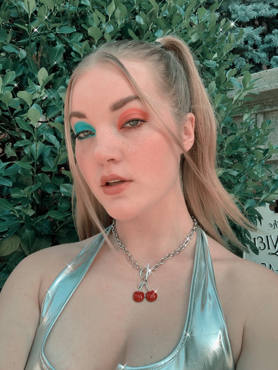gicoyne's tweet photo. ships landed🛸🤍
heres my chip inspired look that i wore to the absolutely out-of-this-world @thenbhd show held at @ForestHillsStdm 📡❤️🔥👽🍒✨ #chipchrome
#TheNeighbourhood
rt and tag @thenbhd @devonleecarlson @z_flexing @brandonfried @Sevenoutoften_ @mikeymargott <3 https://t.co/yA9W5bqk4a