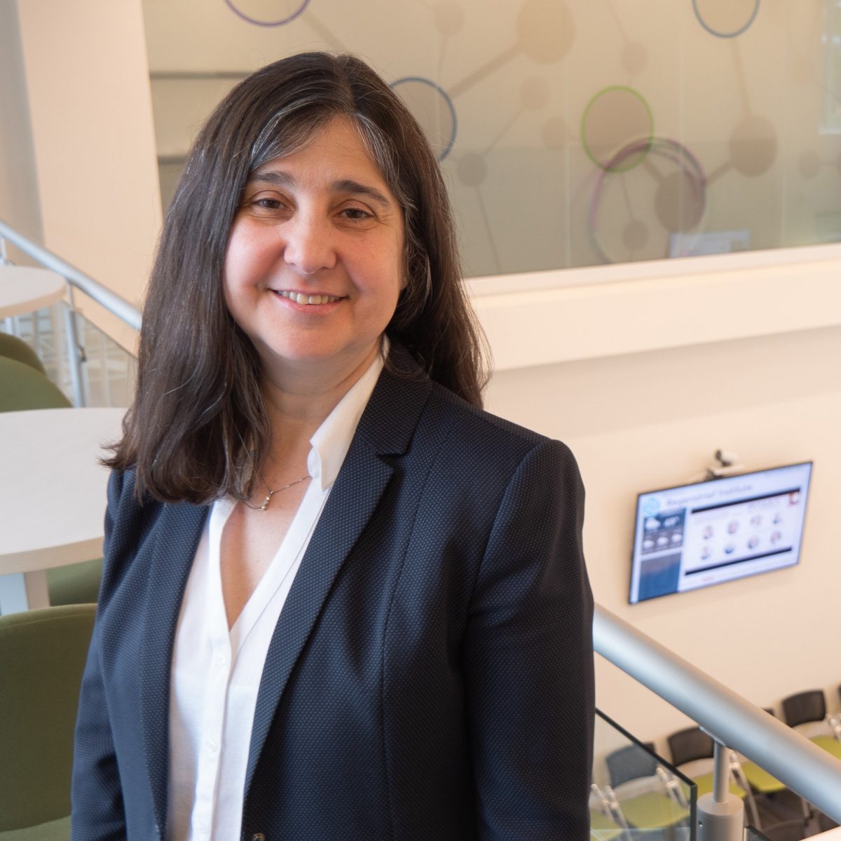 Regenstrief has named Dr. Eneida Mendonca (<a href="/emendonca/">Eneida Mendonca</a>) as the new director of its Center for Biomedical Informatics. She will serve as both director and VP of research development. Read about her pioneering work in #NLP and healthcare #AI. #RIshapesAI regenstrief.in/3AdPOZO
