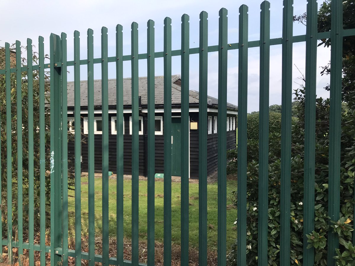 ContactusEaling's tweet photo. Oops I nearly forgot this month’s #EalingHour #whereinEaling pic - if you can identify where in the borough it’s located, drop your comment below. I’ll come back with the answer just before 9pm
#everydayphoto #funisallowed https://t.co/T4IMa94aMw