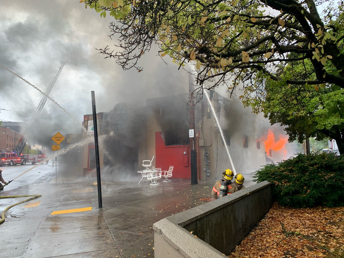 KGWNews's tweet photo. Breaking News: A large fire is burning on the corner of 13th Avenue and Hawthorne in Southeast Portland. https://t.co/xL5oMrB12E