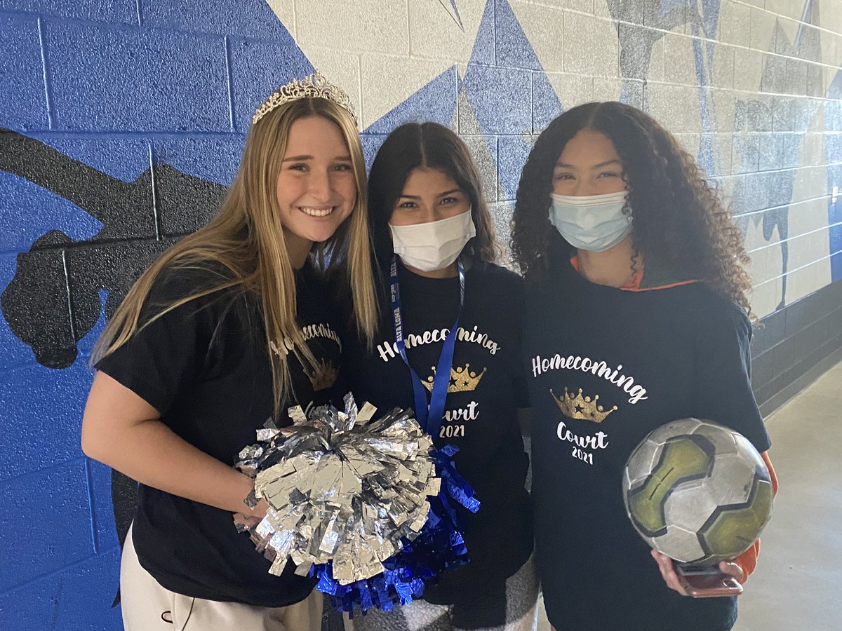 Nothing but smiles from these three HC court princesses