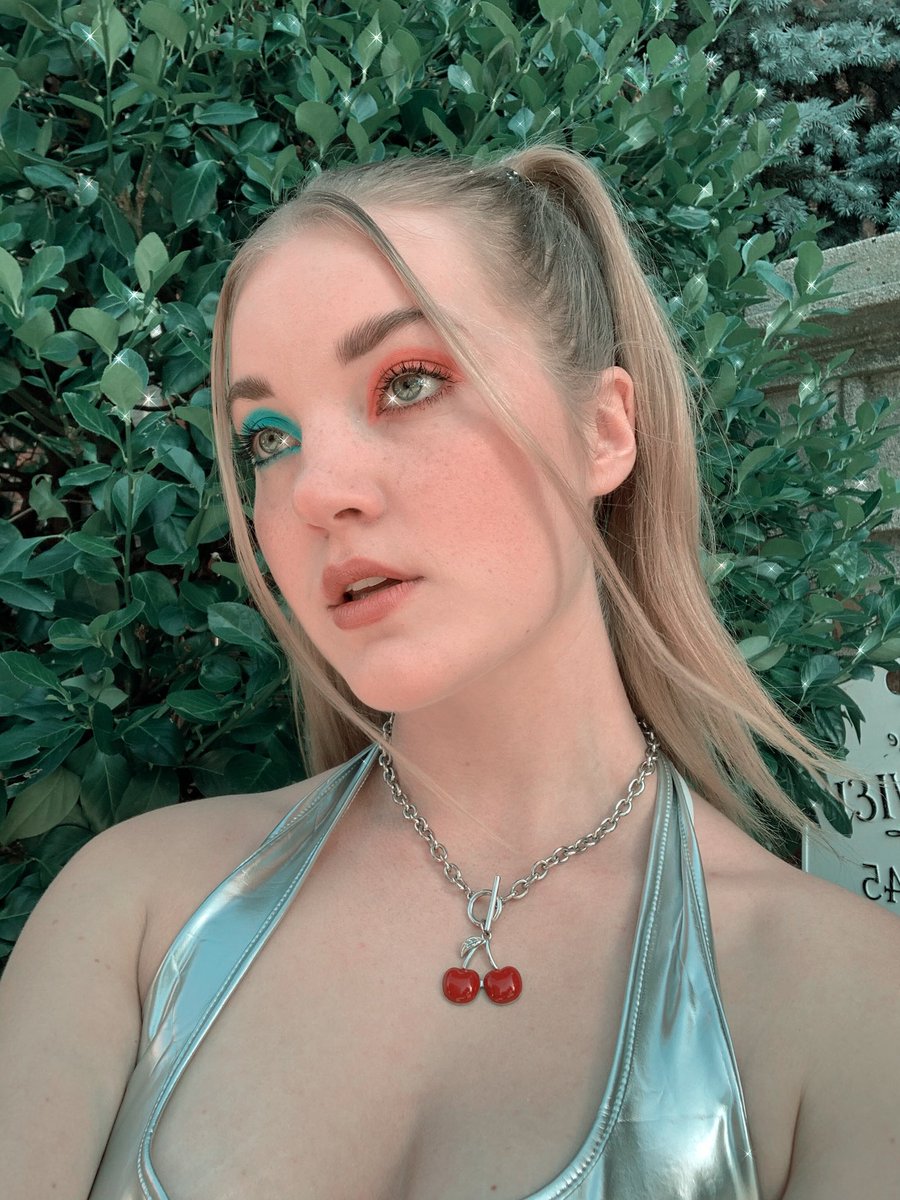 banditochrome's tweet photo. @gicoyne RP
ships landed🛸
heres my chip inspired look that i wore to the absolutely out-of-this-world @thenbhd show held at @ForestHillsStdm 📡❤️🔥🍒✨ #chipchrome
#TheNeighbourhood
rt and tag @thenbhd @devonleecarlson @z_flexing @brandonfried @Sevenoutoften_ @mikeymargott https://t.co/kmyXe0KA7D