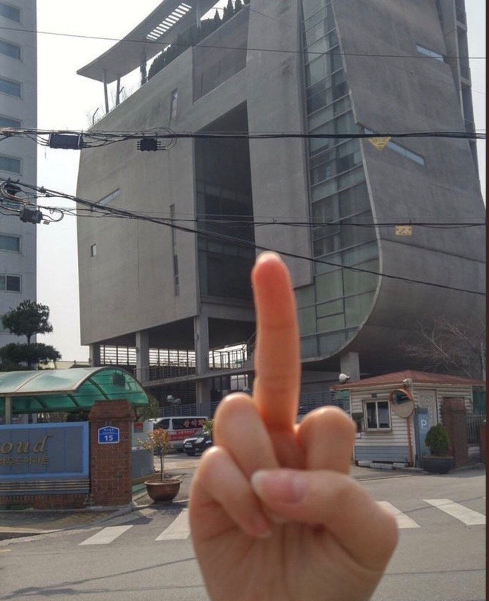 WTF8888888888's tweet photo. อยากลบก็ลบไป กูจะเทรนเรื่อยๆให้โลกรู้ว่าผู้บริหารค่ายวายจีมันชาตินิยม เลือกปฎิบัติดูแลศิลปินต่างชาติได้เหี้ยมาก หุ้นมึงต้องดิ่งลงขุมนรก ถ้าคิดจะพยายามปกปิดความเหี้ยตัวเองได้หมดก็เชิญจร้าาแล้วมึงจะได้รู้ว่าพลังของแฟนคลับลิซ่ามันน่ากลัวแค่ไหน
 #YGLetLisadoHerWork https://t.co/9GvMCLyAru